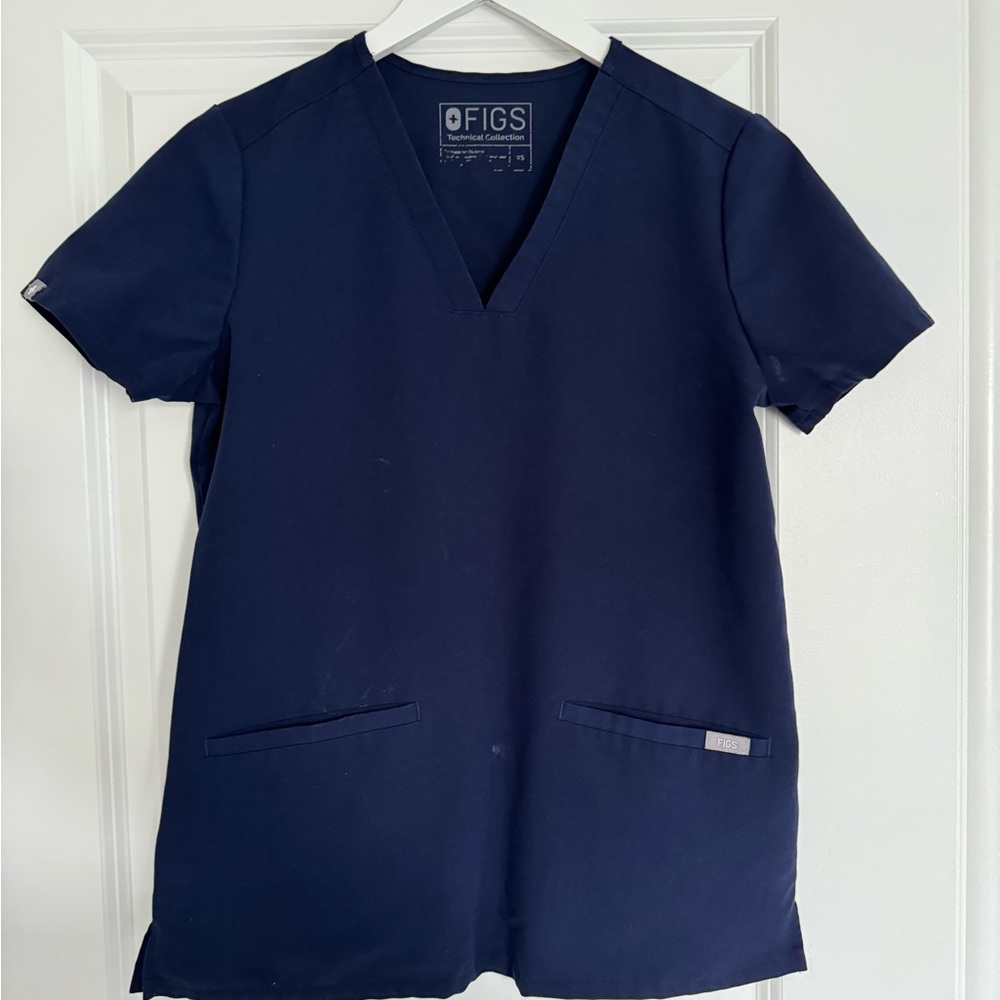 FIGS casma 3 pocket scrub top navy XS